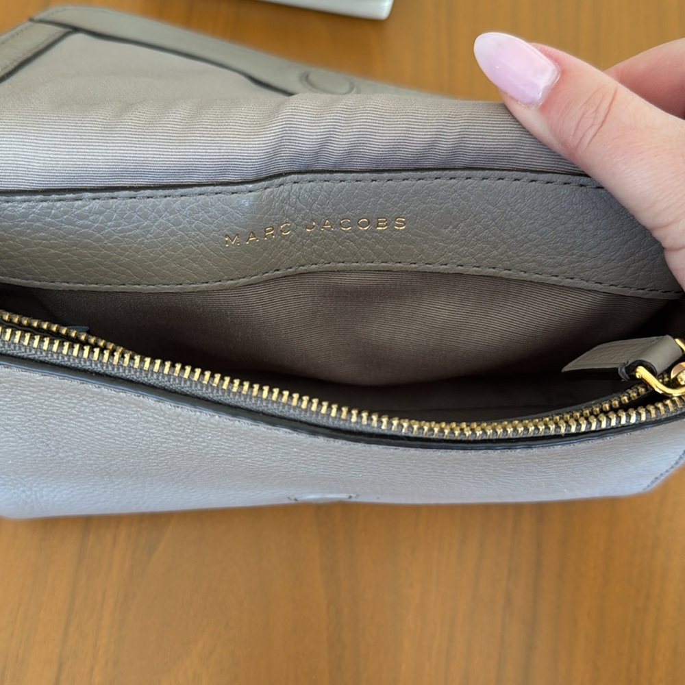 Marc Jacobs Recruit Gray/Taupe Pebbled Leather Crossbody Bag EUC - Picture 7 of 14